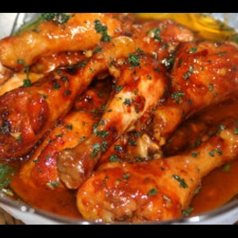 Arroz, feijão, frango ao molho, fritas e farofa