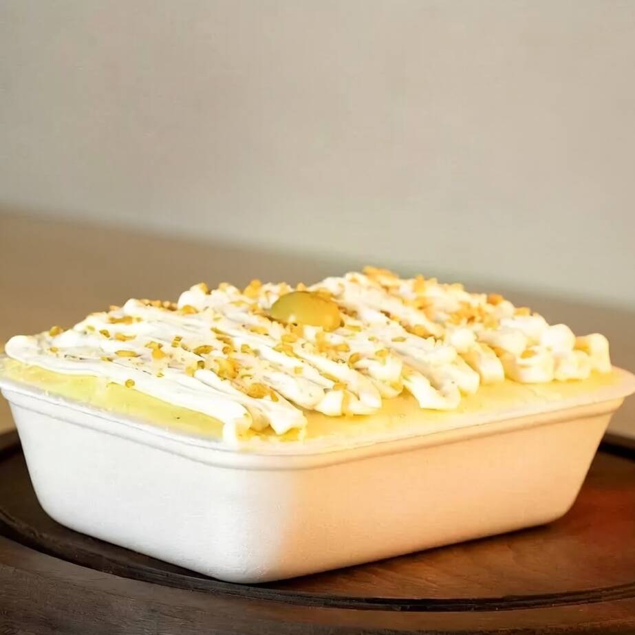 Pão, salsicha, milho, vinagrete, batata palha, purê caseiro, cream cheese, azeitona, parmesão, alho frito, maionese, Ketchup e mostarda