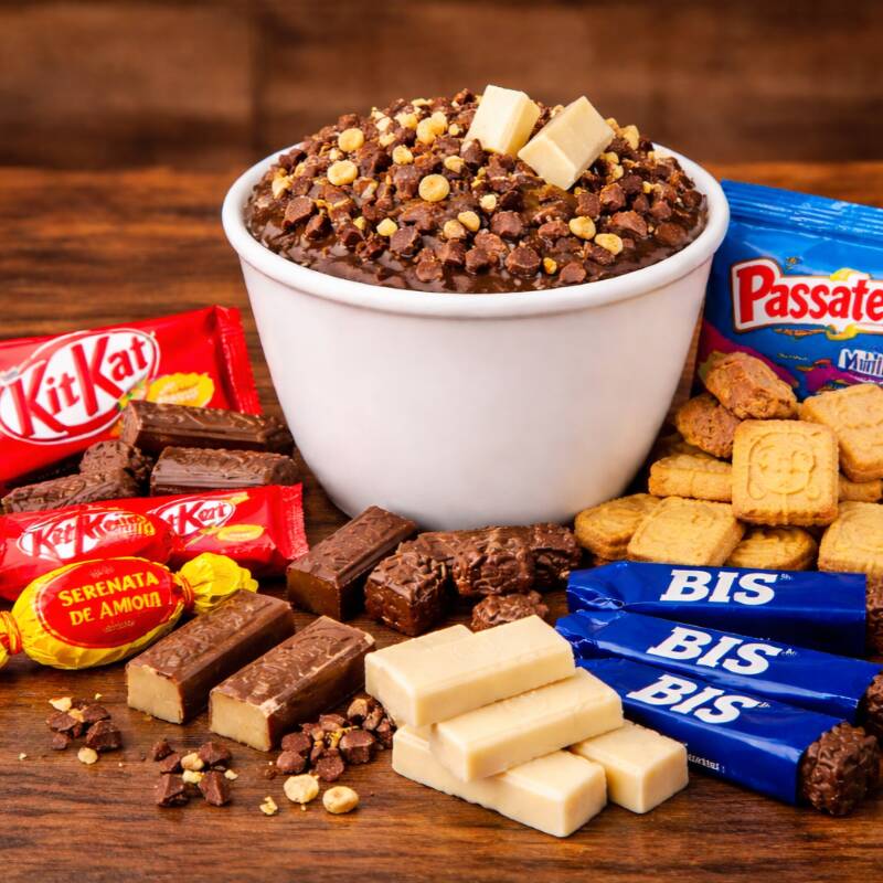 A combinação perfeita pra quem ama açaí com muito chocolate e crocância! 😍 São 500ml de açaí cremoso, acompanhado de: 1 KitKat Mini 🍫 1 Biscoito Passatempo Mini 🍪 1 Serenata de Amor 💛 3 unidades de BIS branco 🤍 3 unidades de BIS preto 🖤 1 combo completo, cheio de sabor, textura e aquela explosão doce que todo mundo ama. Perfeito pra matar a vontade de um açaí top! 🔥 Todos acrescimos são enviados separadamente do açaí, NÃO MONTAMOS EM CAMADAS.