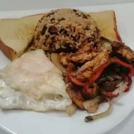 Gallo Pinto, con Huevo, Fajitas de Pollo