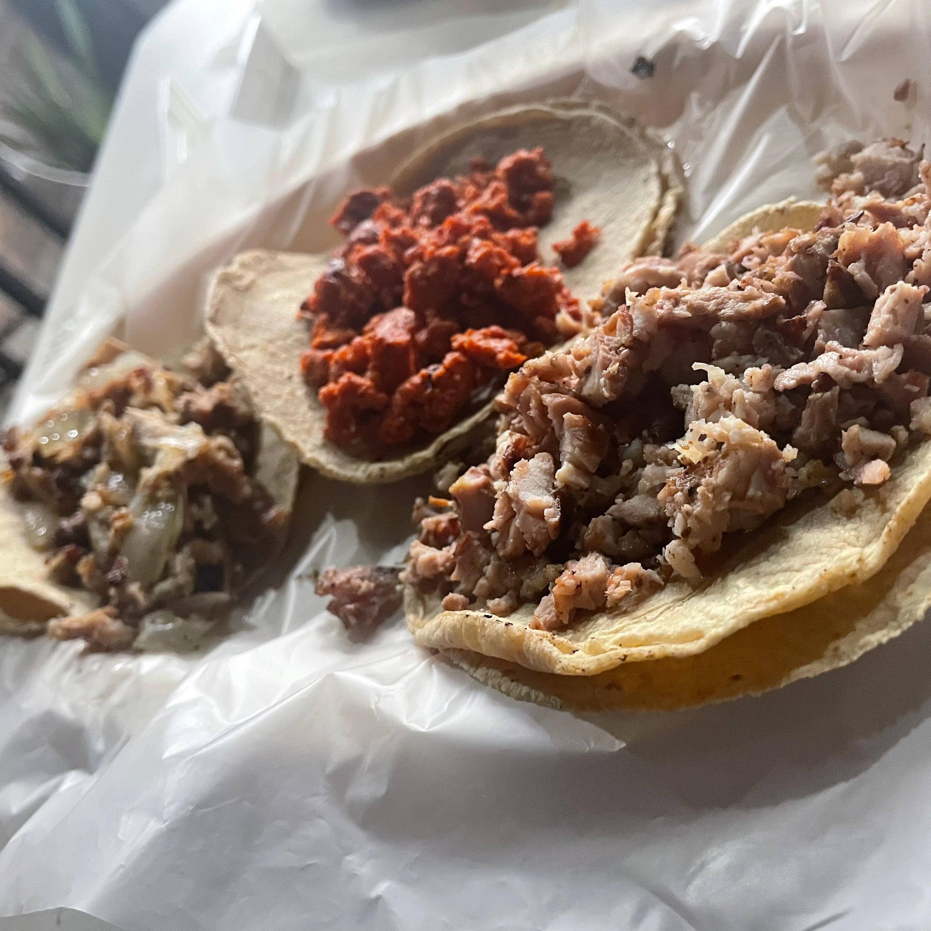 Tacos de bistec asado al carbón