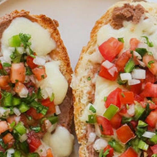 Molletes con frijol y queso