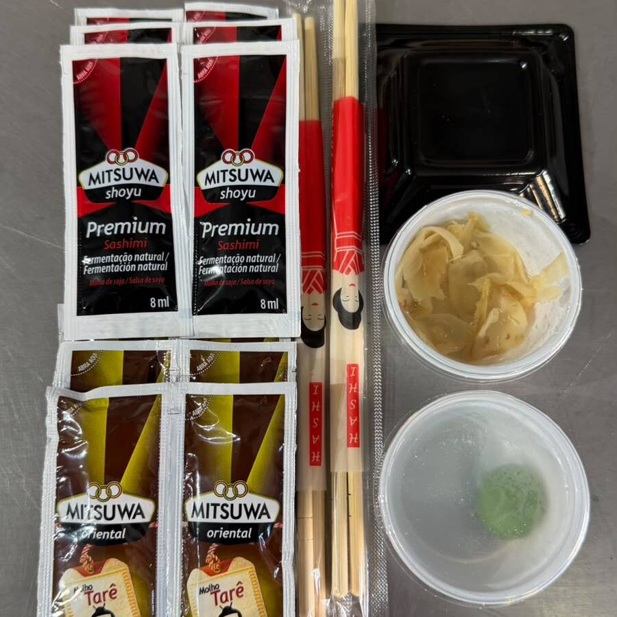 2 HASHI, 6 SHOYU, 6 TARE, 2 BERÇO, WASABI E GENGIBRE..