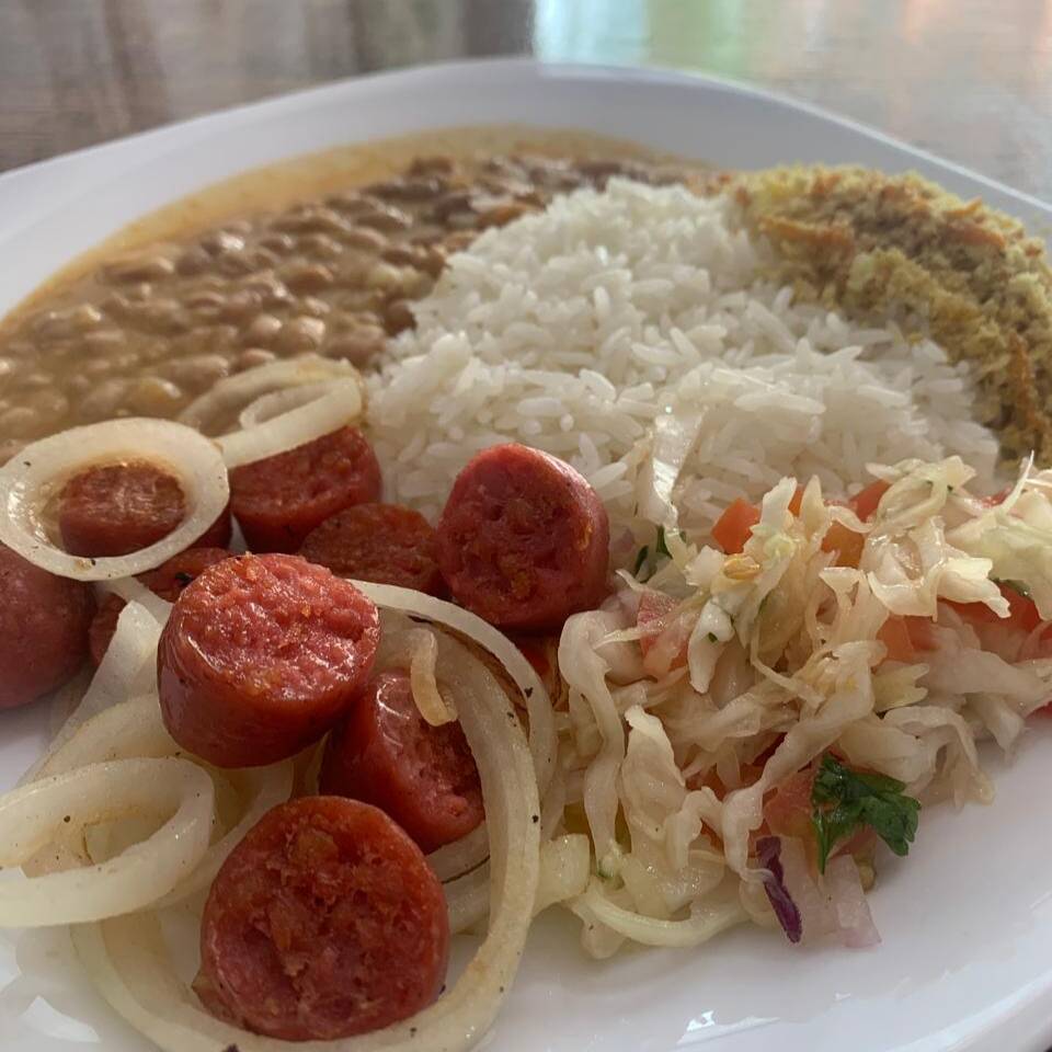 Linguiça do futuro acebolada, acompanha arroz, feijão, farofa e vinagrete <3