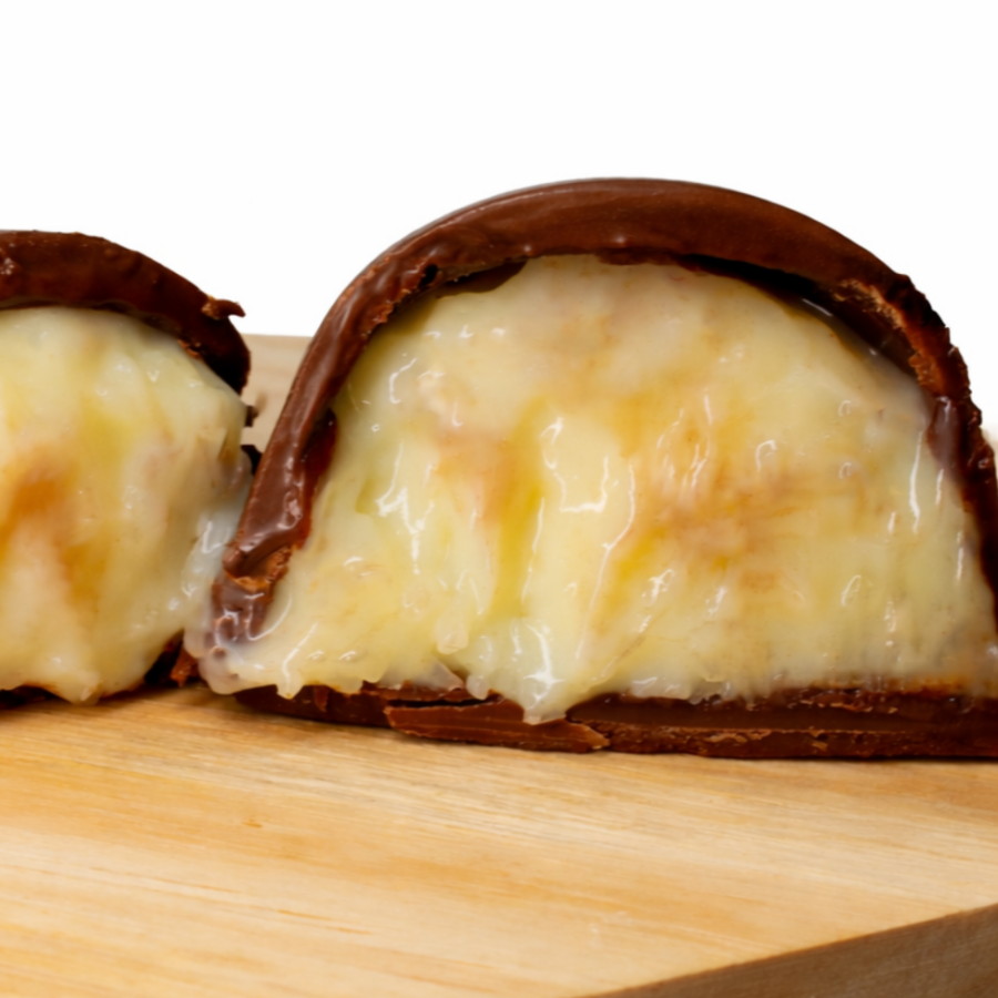 Trufa de Prestígio ️ Casquinha fina de chocolate ️ Recheio cremoso com coco em flocos ️ Sabor tropical e irresistível ️ A queridinha do nosso cardápio!