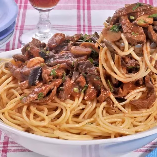 Massa espaguete envolvida em um molho artesanal com pedaços macios de filé de alcatra, finalizado com queijo especial de parmesão filetado e azeitonas fatiadas.