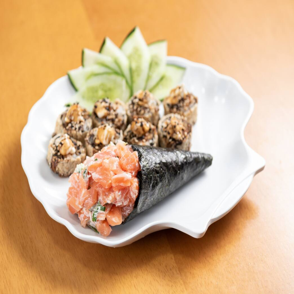 1 temaki 160g + 9 hot holls tradicional + 1 bebida