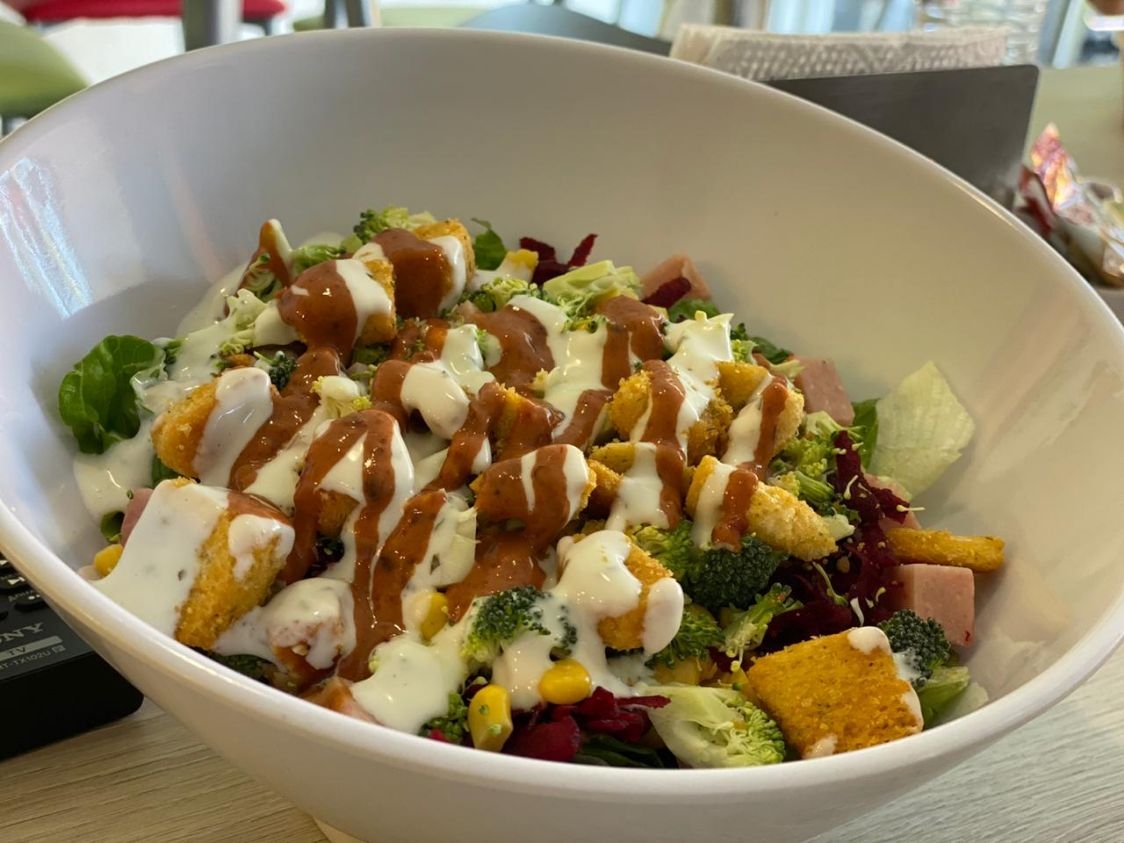 Ensalada Grande+agua fresca