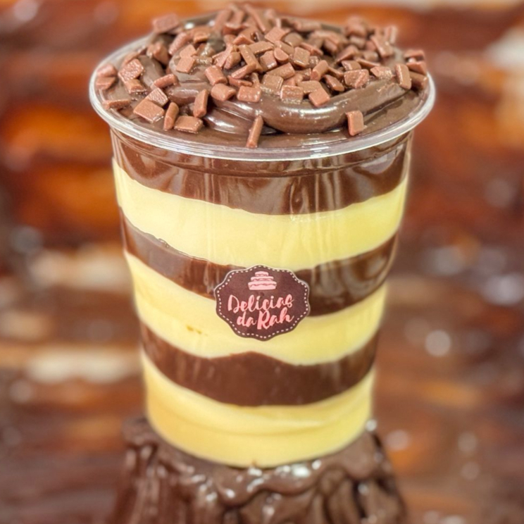 Copo da Felicidade com cremoso de brigadeiro com Ninho . Só recheio ótima opção de sobremesa. Copo Bolha 200ML
