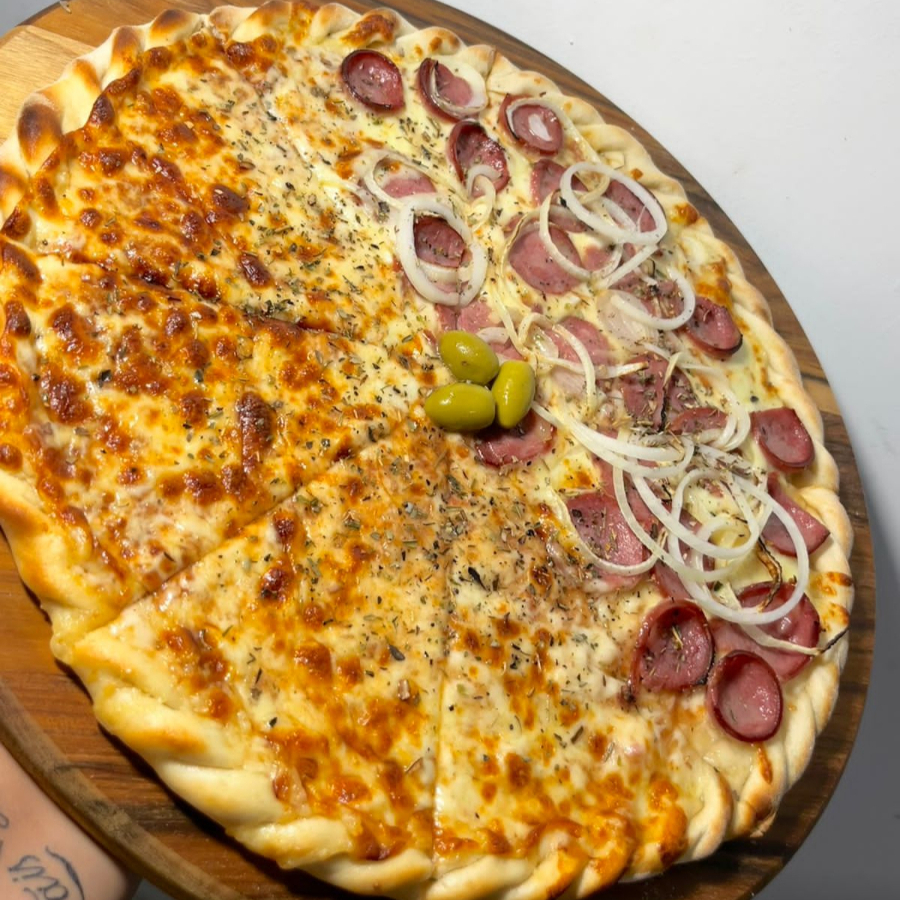 Temos 2 opções de sabores (Escolha 1 ou 2 sabores)! Calabresa (Molho de tomate, mussarela, Calabresa, Cebola, azeitona e orégano) E / Ou Mussarela (Molho de tomate, mussarela e orégano) Escolha a Bebida na próxima etapa -->