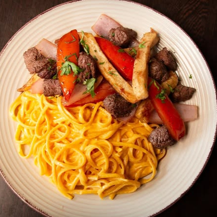 Tallarines a la Huancaína con Lomo Saltado