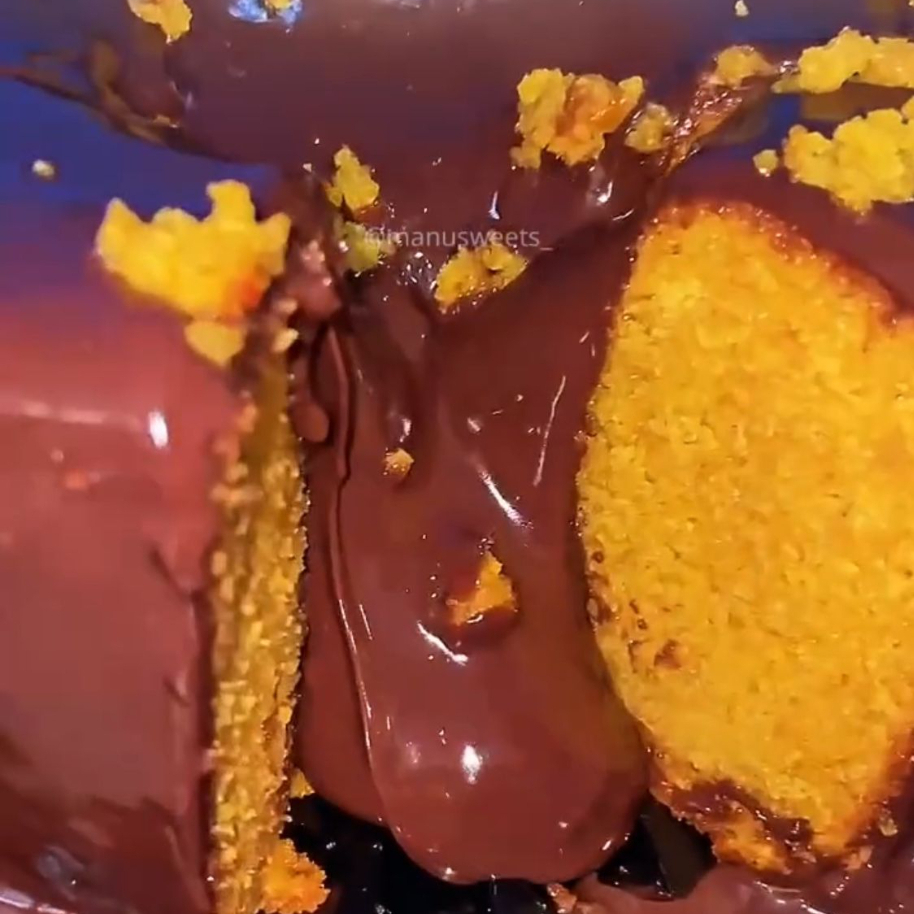 Fatia Bolo de cenoura com recheio de chocolate