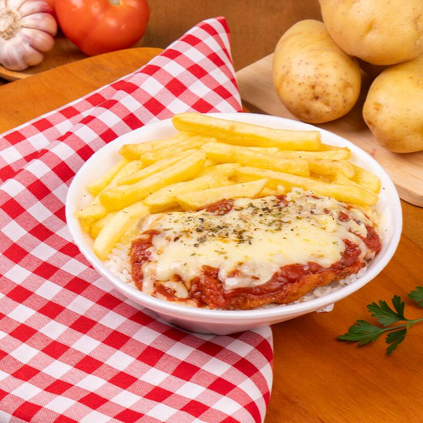 Nossa incrível parmegiana de frango muito querida por nosso clientes é de fato incomparável.O frango à milanesa com sabor exclusivo do cheff coberto com generoso molho de tomate e queijo mussarela derretido.Acompanha macarrão alho e óleo e mais um pedaço generoso de parmegiana. Observação : Batata frita é vendido à parte e a marmita com divisórias também.
