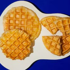 Massa de pão de queijo com somente 5 ingredientes, em forma de waffle. *Somente 60 kcal por unidade