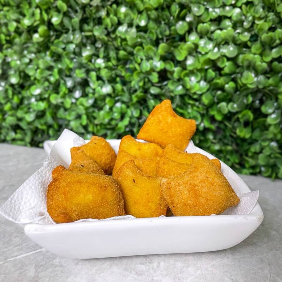 10 risoles de carne super crocantes por fora e com recheio bem temperado e suculento. Fritas na hora. Perfeitas para petiscar!
Serve 1 pessoa.