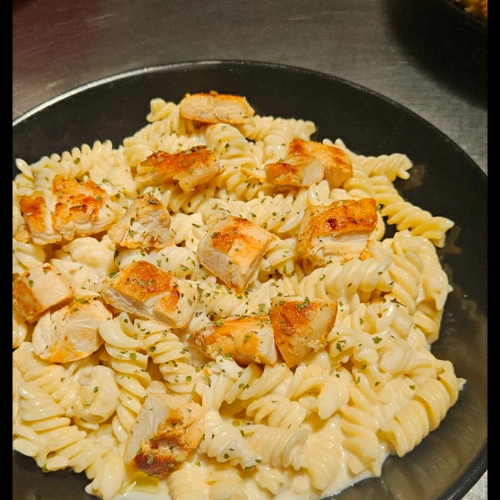 Pasta Alfredo con Pollo Asado
