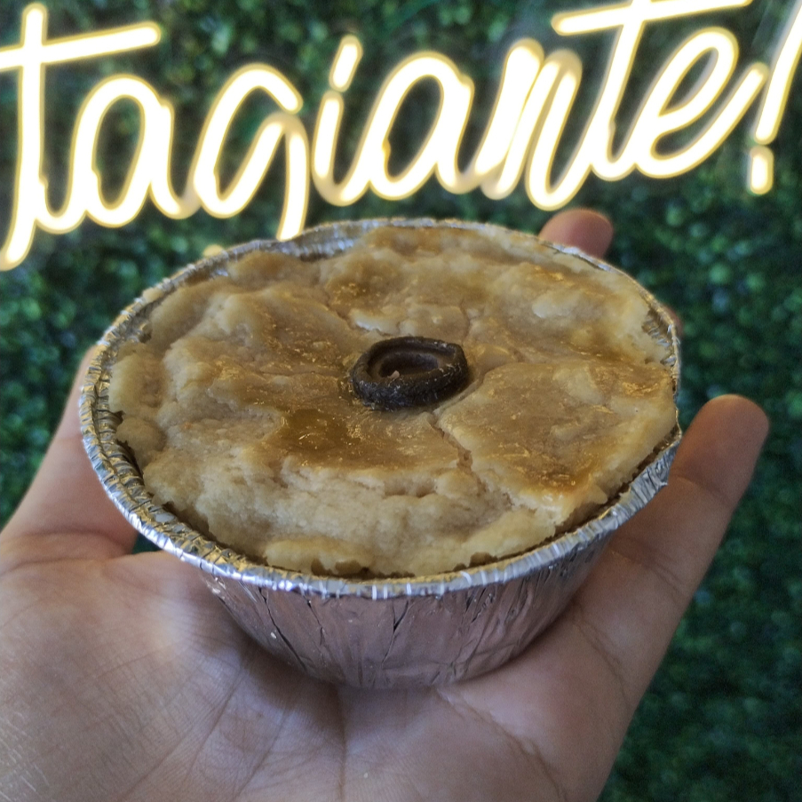 Empada de camarão cremoso: massa amanteigada recheada com creme de camarão e camarões inteiros, proporcionando uma combinação de sabores e texturas irresistíveis.