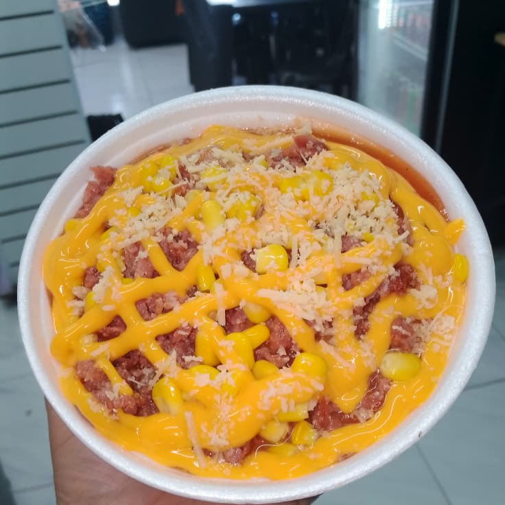 500gs de espaguete com calabresa triturada , molho cheddar e mussarela