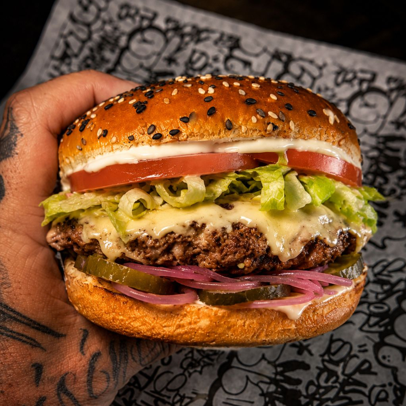 Clássico Cheese Salada Combo
Pão brioche macio, burger artesanal de 150g, queijo cheddar cremoso, alface, tomate, cebola roxa crocante, sweet picles e nossa exclusiva maionese D’Bronx.
Acompanhado de fritas crocantes e uma coquinha 200ml
Um clássico renovado, cheio de frescor e sabor!