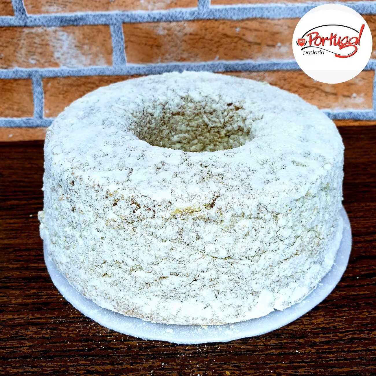 **Bolo Caseiro de Leite Ninho® com Cobertura de Leite em Pó – Unidade**
Uma verdadeira tentação para os apaixonados por leite em pó! Nosso Bolo Caseiro de Leite Ninho® é preparado com ingredientes selecionados, proporcionando uma massa extremamente macia, fofinha e cheia de sabor. Finalizado com uma generosa cobertura de leite em pó, entrega uma textura irresistível e um toque extra de cremosidade em cada fatia. Perfeito para acompanhar um café, chá ou saborear como sobremesa a qualquer hora do dia. **Feito no estilo caseiro, é uma delícia que conquista desde a primeira mordida. Peça agora e experimente!**
