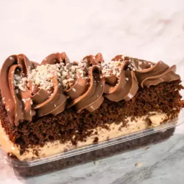 Se você ama chocolate essa vai ser sua favorita, torta de chocolate com brigadeiro branco e preto sem açúcar e zero lactose Feita com Farinha de amendoas e Farinha de coco e adoçada com xilitol 150g Não recomendamos para Celíacos e Alérgicos a Proteína do Leite
