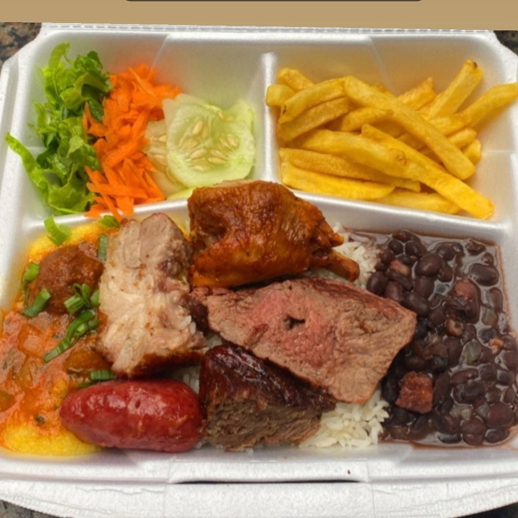 Arroz, maionese batata frita e linguiça, carne de porco e pedaços de frango.