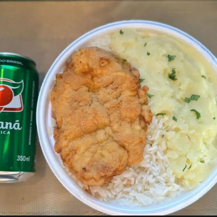 Marmita com delicioso filé de frango empanado na massa crocante acompanhado de arroz branco, feijão e purê de batata. Acompanha refrigerante lata Guaraná Antárctica lata 350ml, marmita indicada para 01 pessoa.