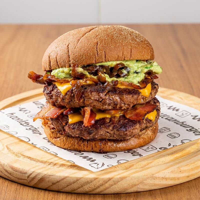 PAO AUSTRALIANO, MOLHO DE ERVAS, 2X BURGER 180G, 2X CHEDDAR, 2X BACON, CEBOLA CARAMELIZADA E MOLHO DA CASA