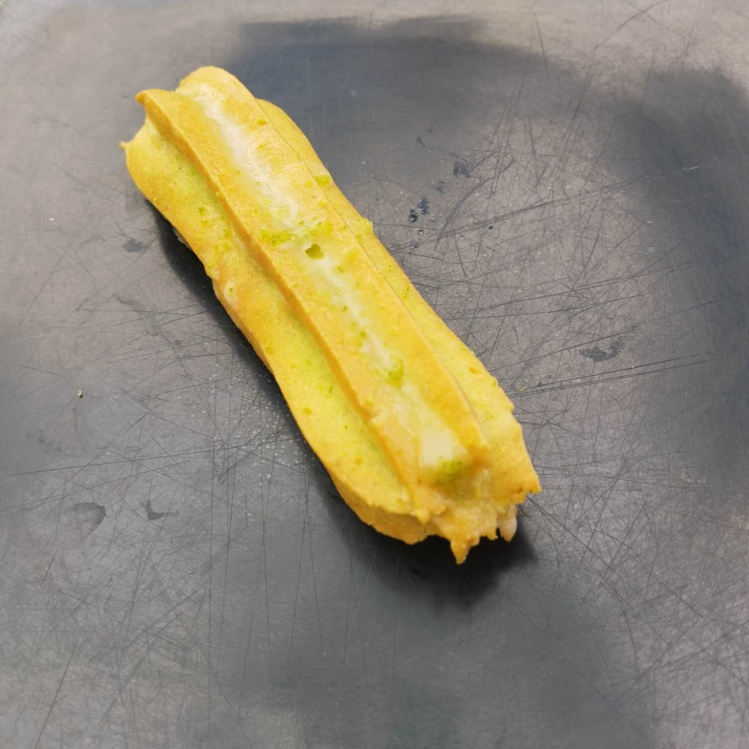 Eclair de limon con chocolate Blanco