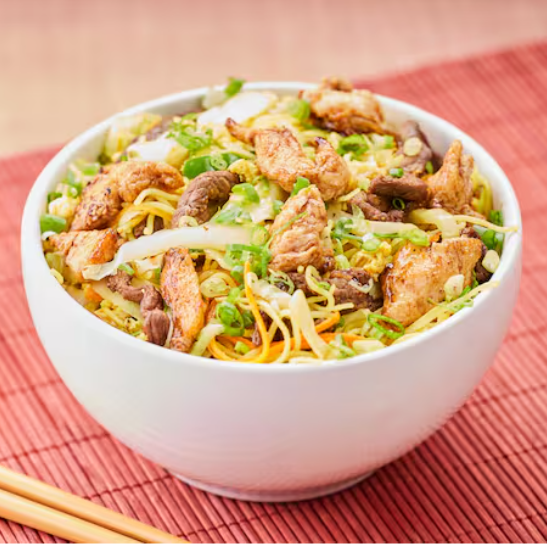 Macarrão de arroz ao curry, com tiras de carne, frango e um mix de legumes, tudo envolvido em uma explosão de sabores. Você não vai querer perder essa delícia!