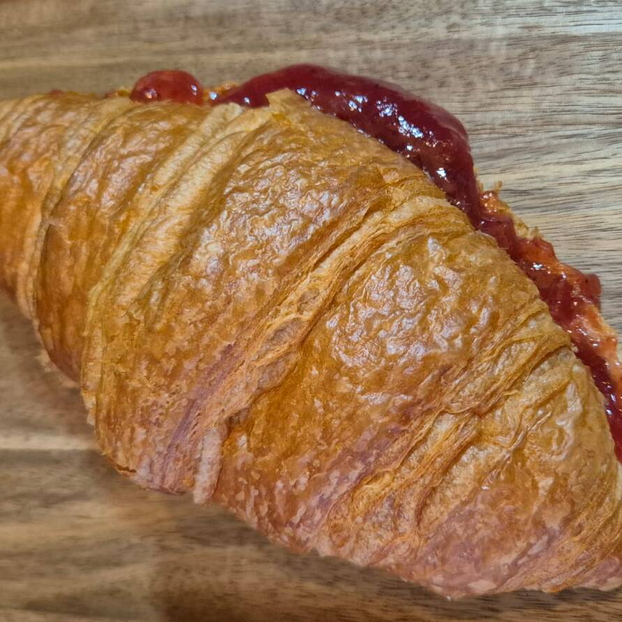 Croissant con mermelada de fresa