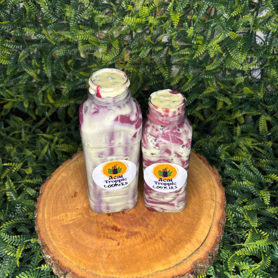 Nosso queridinho em dose dupla 🤍 Dois Açaís na Garrafa 300ml recheados com MUITO creme de Cookies, um dos sabores mais pedidos da Troppic. Perfeito pra compartilhar… ou não 😏