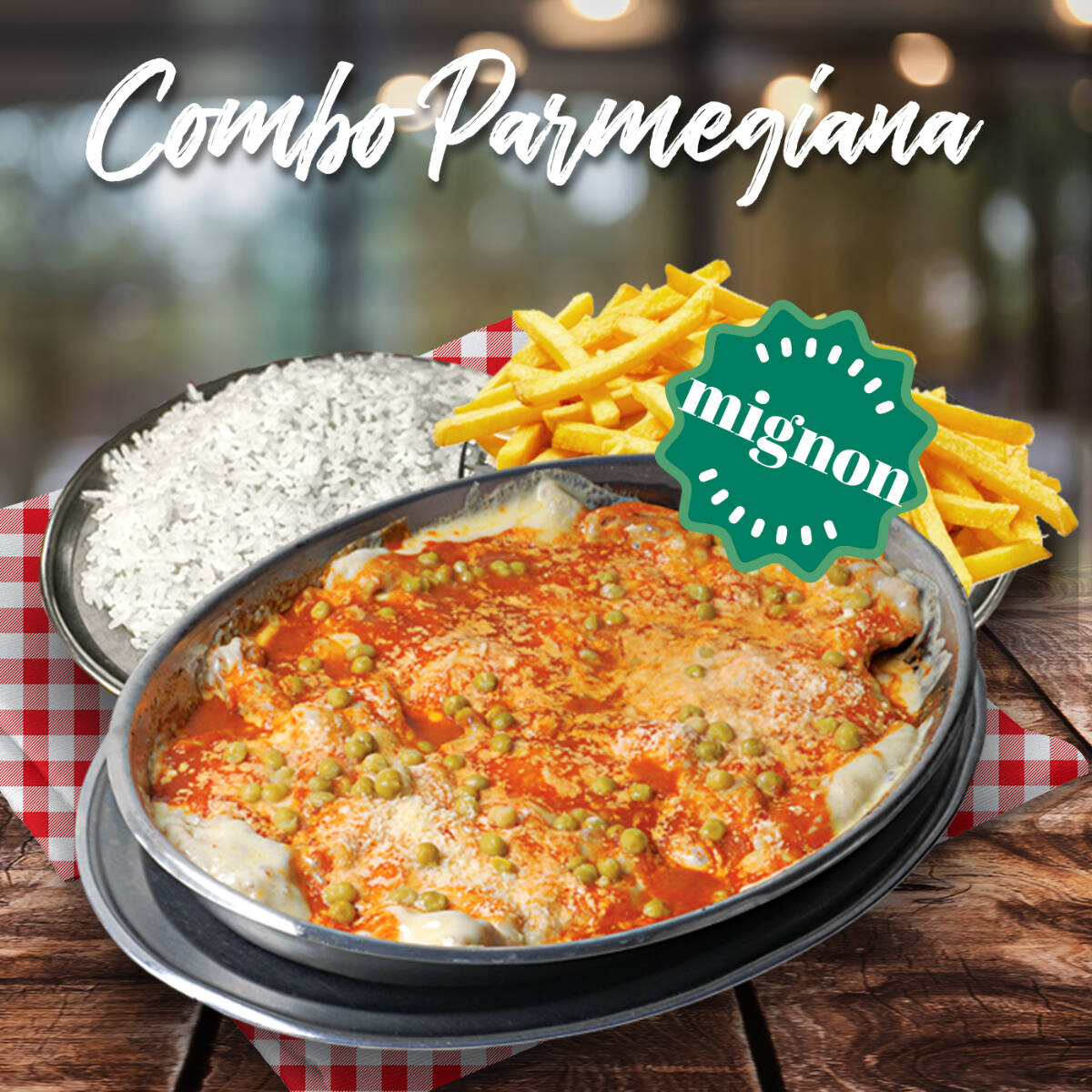 Filet Mignon à Parmegiana, acompanhado de arroz e fritas.