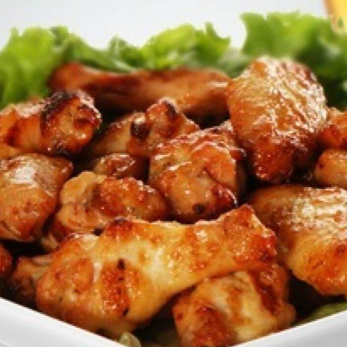 Pedaços de frango frito ao alho e salsa com limão à francesa e molho mostarda