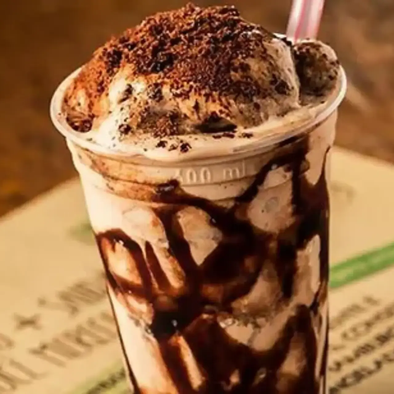 Milkshake Ovomaltine, Calda de Chocolate. Perfeito para Amantes de Sabores Intensos.