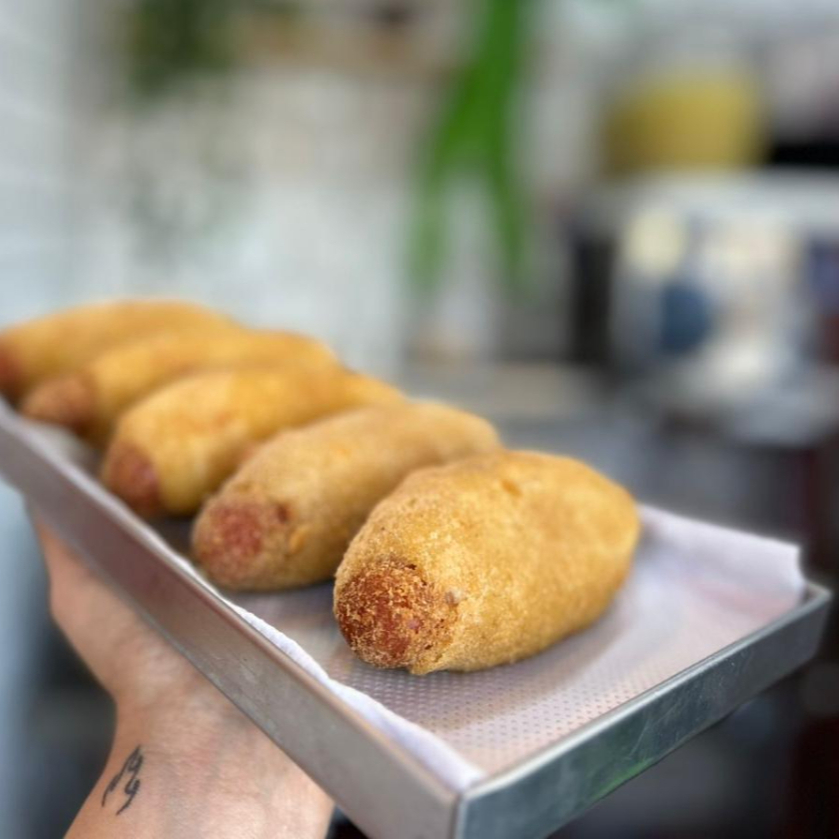 Clássico das lanchonetes! Massa leve e sequinha com salsicha no ponto certo, ideal para qualquer ocasião.