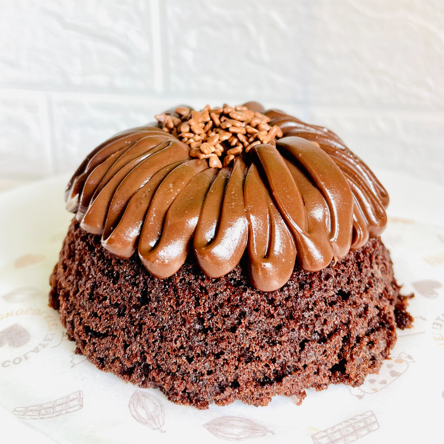 Mini Bolo fofinho e com sabor intenso de chocolate. Aquele doce que abraça!