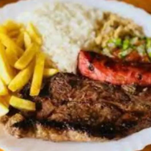 Deliciosa refeição de Alcatra, linguiça, arroz, feijão, batata frita, farofa