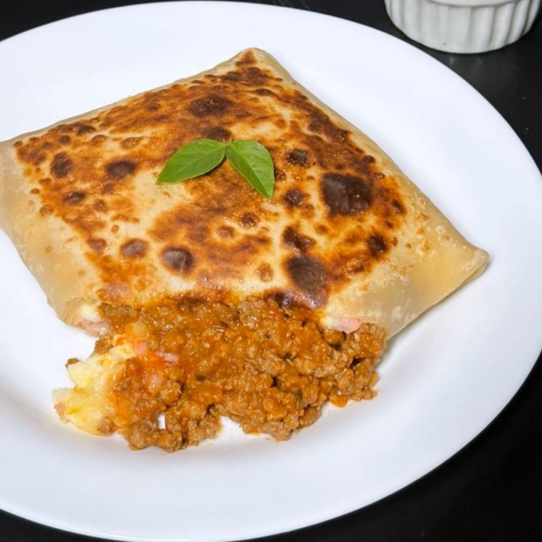 Carne moída, queijo, presunto e catupiry.