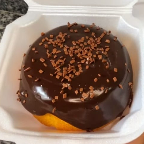 Massa de cenoura super fofinha, brigadeiro extra cremoso E granulado macio para ficar bem chocolatudo ( aprox. 420g)