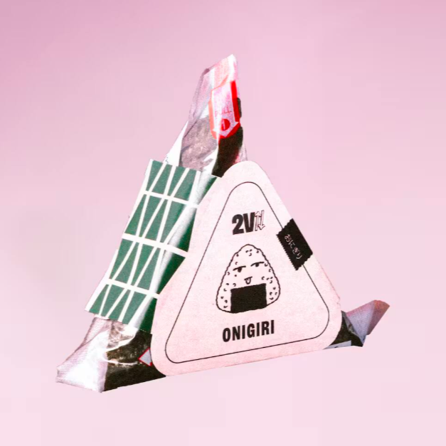 Onigiri recheado de Frango em cubos no molho Teriyaki e maionese de tahine.
Para garantir uma entrega rápida, não é possível fazer trocas e/ou retiradas de ingredientes nos produtos.