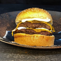 Pão de gergelim, 2 burguer 100g, molho grill e cheddar fatiado.