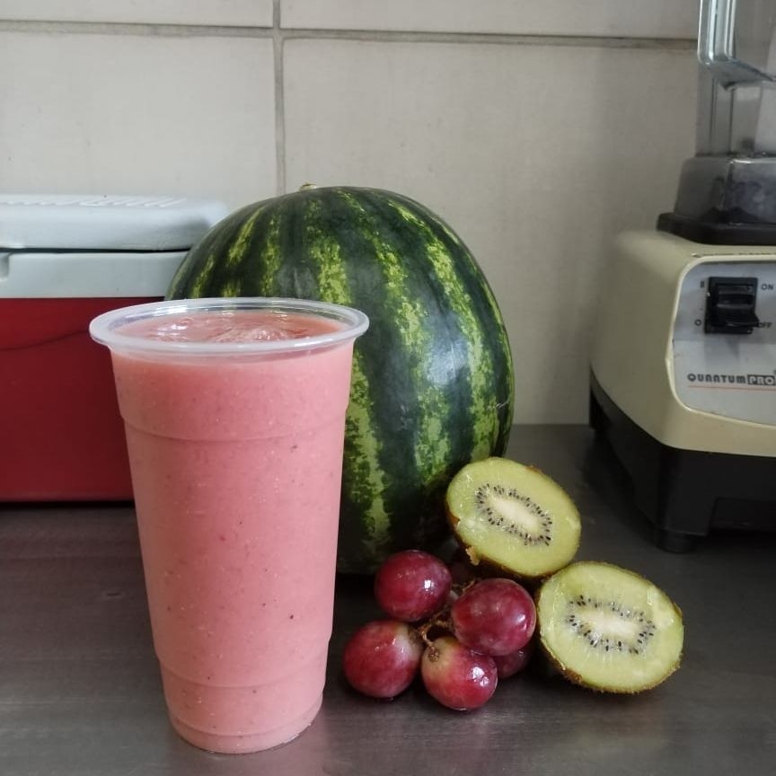 Kiwi, Uvas Rojas, Sandia, y Agua