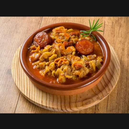 Marmita de dobradinha com arroz e farofa