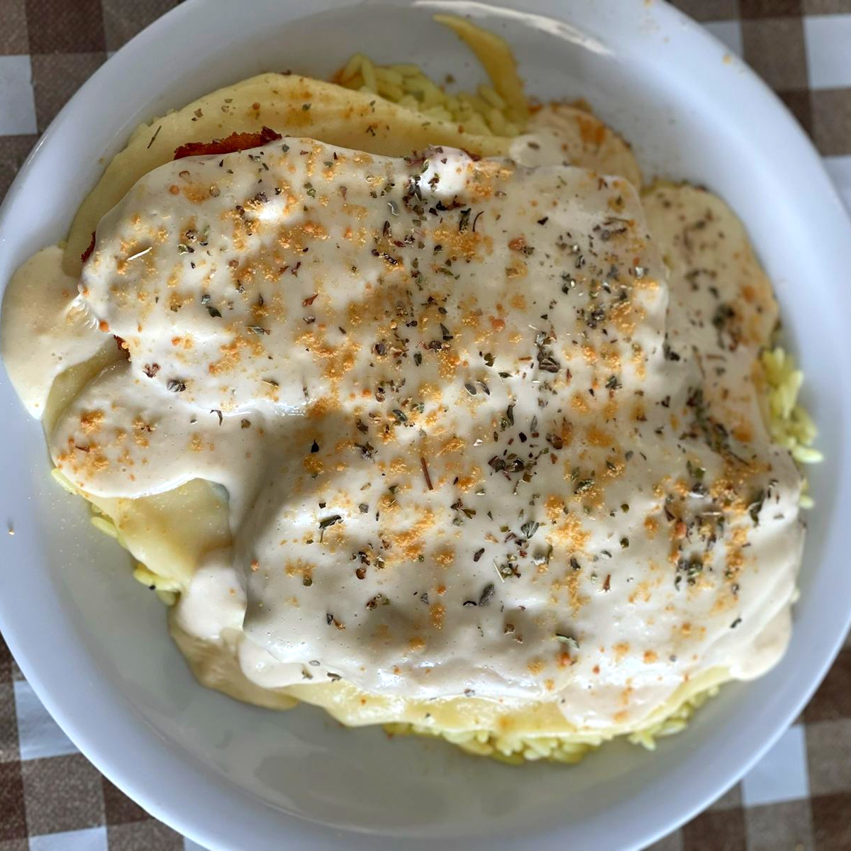 arroz, pure, molho branco queijo mussarela, file de frango empanado, batata frita