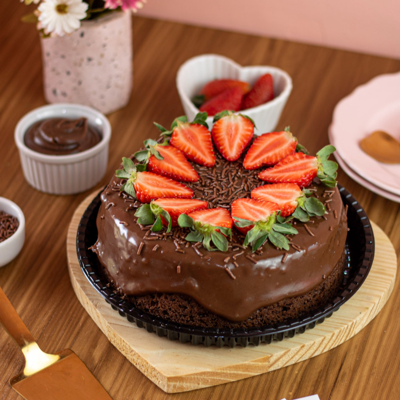 Bolo de chocolate com cobertura deliciosa de brigadeiro aproximadamente 300g de cobertura com morangos frescos dentro do bolo finalizado com granulado tradicional.