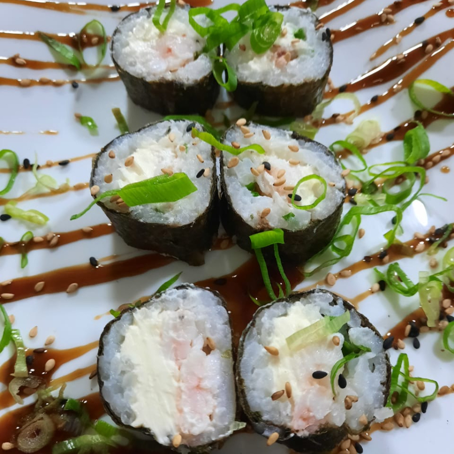 Nori, arroz japonês, cream cheese, camarão e cebolinha