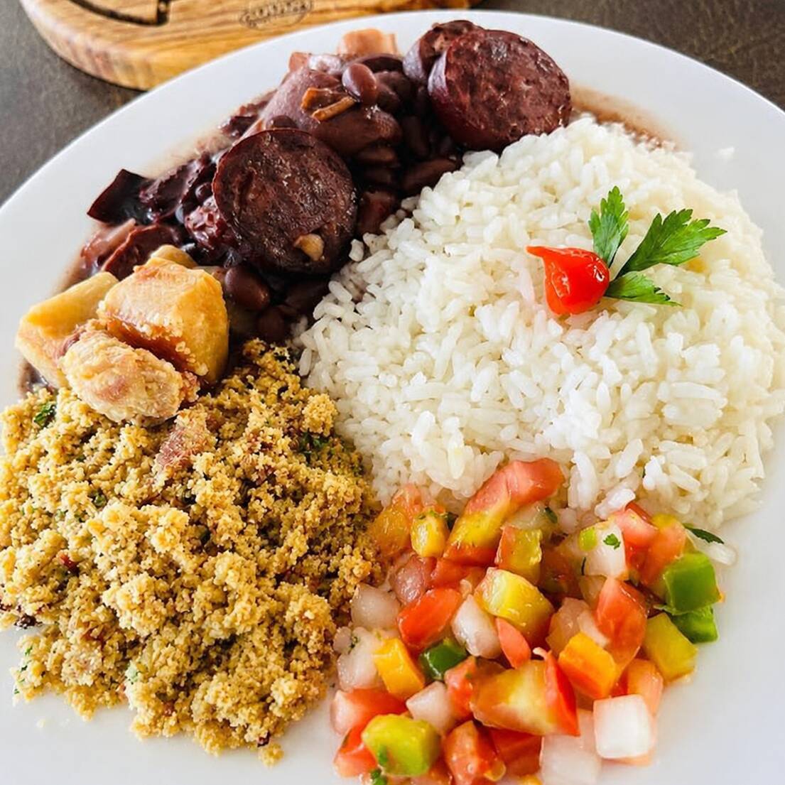 Acompanha arroz, farofa e vinagrete.