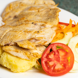 Pechuga a la Plancha con Papas Sancochada y Arroz