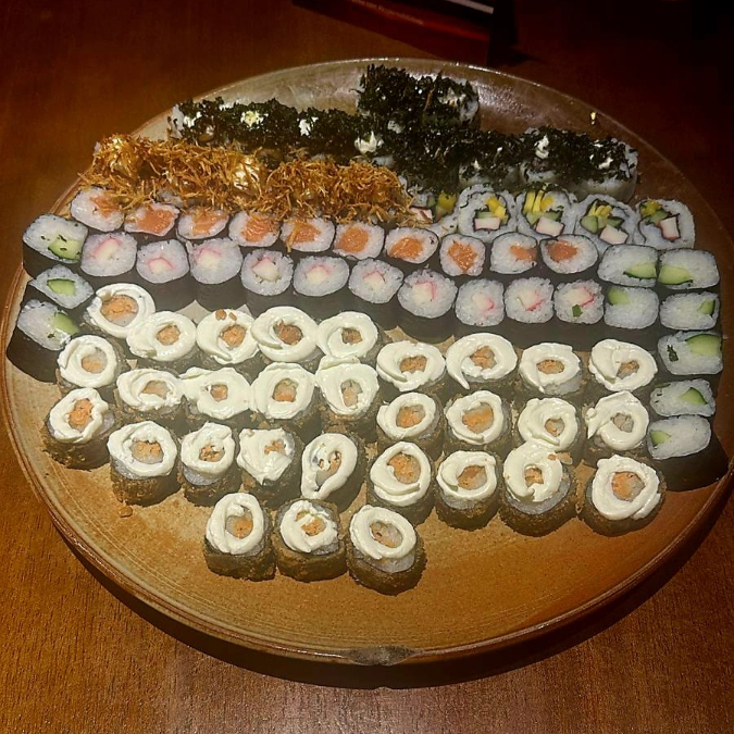 10 hossomaki de salmão / 10 hossomaki pepino/ 10 uramaki Skin com couve crispy / 5 Uramaki Skin com batata crispy/ 5 uramaki california/ 10 Kapamaki / 30 Hot Roll.
